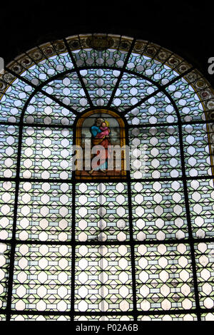 . English: Bleiglasfenster in der Kirche St-Sulpice in Paris, Darstellung: Josef mit Jesuskind Englisch: Kirchenfenster in der Kirche Saint-Sulpice in Paris, Frankreich Français: Eglise Saint-Sulpice (vitrail 1 de la Chapelle de la Vierge) - Paris VI 17 Paris St-Sulpice Josef 740 Stockfoto