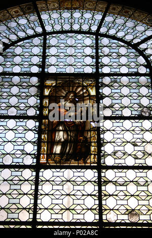 . English: Bleiglasfenster in der Kirche St-Sulpice in Paris, Darstellung: Johannes der Evangelist, mit Adler Englisch: Kirchenfenster in der Kirche Saint-Sulpice in Paris, Frankreich Français: Eglise Saint-Sulpice (vitrail 1 de la Chapelle de la Vierge) - Paris VI 17 Paris St-Sulpice Johannes 742 Stockfoto