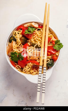 Asiatische Nudeln mit Gemüse und Huhn, Ansicht von oben. Stockfoto