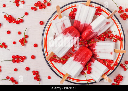 Hausgemachte Beeren und Kokosmilch Eis am Stiel, Ansicht von oben. Stockfoto