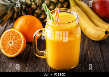 Glas Smoothie mit Obst, selektiven Fokus. Detox, Diätkost, vegetarisches Essen, gesundes Essen Konzept. Stockfoto