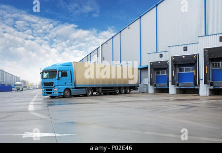 LKW-Entladung Ladung an Lagergebäude Stockfoto