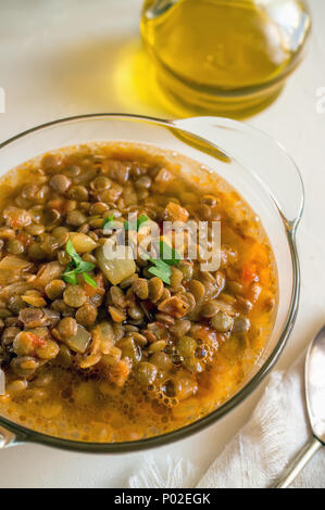 Asiatische traditionelle Linsensuppe mit Tomaten und Kräutern. Die Aussicht von oben. Stockfoto