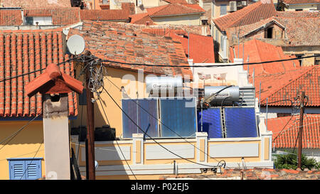 Thermische Solaranlagen auf dem Dach, Griechenland Stockfoto