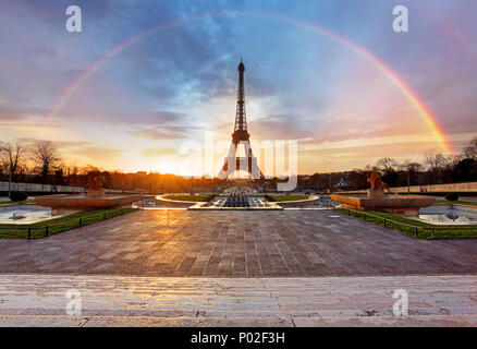 Rainbow over Eiffel tower, Paris Stockfoto