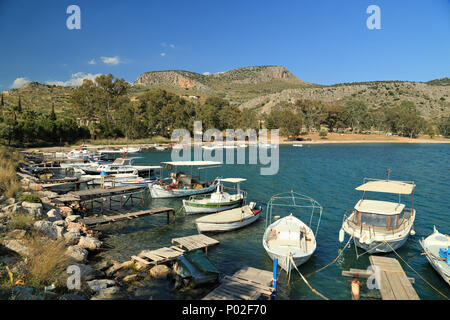 Fischerboote am Strand von Karathona, Nafplio, Griechenland Stockfoto