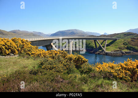 Kylesku Brücke, die sich über Loch ein 'Chàirn Bhàin in Sutherland, Schottland. Stockfoto