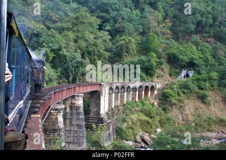 Dampfzug auf der Brücke, Tamil Nadu, Indien Stockfoto