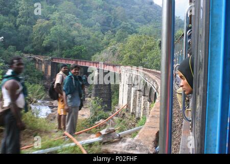 Dame Suchen aus der Dampfzug auf der Brücke, Tamil Nadu, Indien Stockfoto