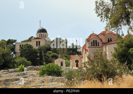 Nationale Beobachtungsstelle für Athen (L) und Saint Marina Orthodoxe Kirche (R) Stockfoto