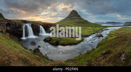 Island Landschaft mit Vulkan und Wasserfall Stockfoto