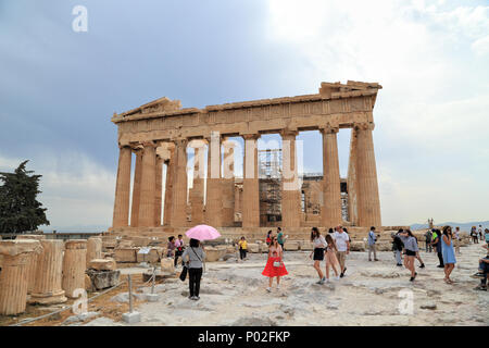 Touristen vor dem Parthenon Tempel, Akropolis, Griechenland Stockfoto