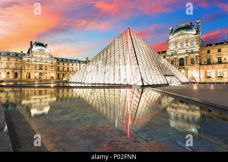 Paris, Frankreich, 9. Februar 2015: Der Louvre ist eines der größten Museen der Welt und ein historisches Monument. Ein zentrales Wahrzeichen von Paris, Frankreich Stockfoto