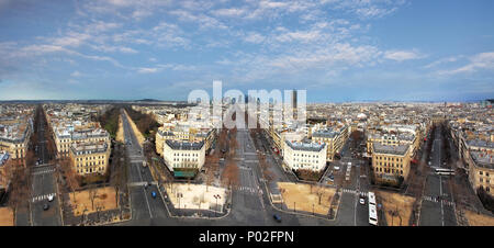 Panoramablick auf Paris vom Triumphbogen entfernt. Stockfoto