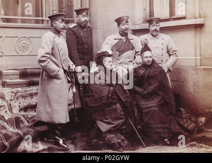 . Englisch: Royal Party in Coburg, April 1894 Gruppe Foto, von links nach rechts, stehend links: Arthur, Herzog von Connaught; Alfred, Herzog von Sachsen-Coburg-Gotha; Kaiser Wilhelm II. von Deutschland; Edward VII, der Prinz von Wales. Sitz: Queen Victoria, Victoria, Kaiserin Friedrich von Deutschland. Dackel liegt auf der Queen Victoria. . 21. April 1894. E Uhlenhuth 90 Royal Party in Coburg Stockfoto