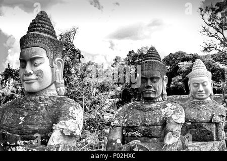 Kambodscha Siem Reap Bayon Majestic geschnitzt Steinfiguren auf dem Gehweg Stockfoto