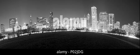 Schwarze und weiße Fischaugenobjektiv Bild von Chicago Skyline bei Nacht, USA. Stockfoto