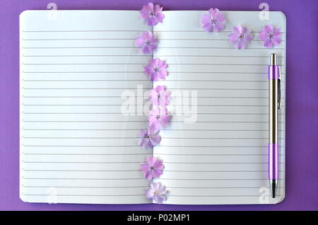 Ultra Violet flatlay der weiblichen Schreibwaren, Notebooks, Pen, Lavendel phlox Blumen mit kopieren. Brainstorming Ideen, Notizen oder Tagebuch schreiben Stockfoto