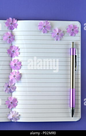 Ultra Violet flatlay der weiblichen Schreibwaren, Notebooks, Pen, Lavendel phlox Blumen mit kopieren. Brainstorming Ideen, Notizen oder Tagebuch schreiben Stockfoto