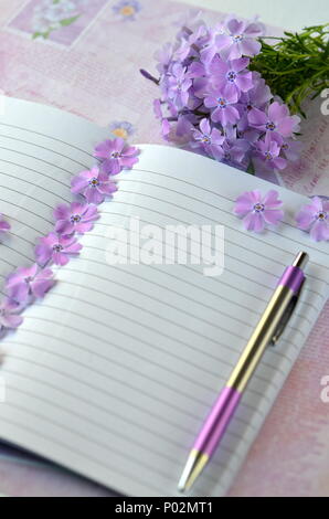 Ultra Violet flatlay der weiblichen Schreibwaren, Notebooks, Pen, Lavendel phlox Blumen mit kopieren. Brainstorming Ideen, Notizen oder Tagebuch schreiben Stockfoto