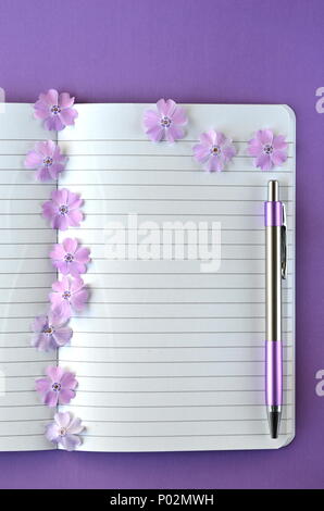Ultra Violet flatlay der weiblichen Schreibwaren, Notebooks, Pen, Lavendel phlox Blumen mit kopieren. Brainstorming Ideen, Notizen oder Tagebuch schreiben Stockfoto