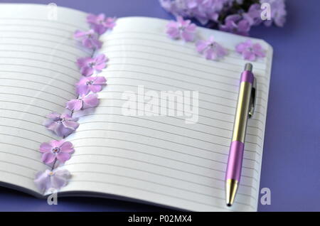 Ultra Violet flatlay der weiblichen Schreibwaren, Notebooks, Pen, Lavendel phlox Blumen mit kopieren. Brainstorming Ideen, Notizen oder Tagebuch schreiben Stockfoto