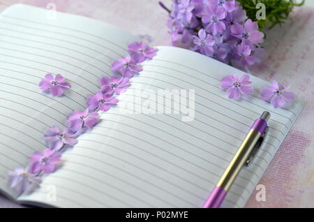 Ultra Violet flatlay der weiblichen Schreibwaren, Notebooks, Pen, Lavendel phlox Blumen mit kopieren. Brainstorming Ideen, Notizen oder Tagebuch schreiben Stockfoto