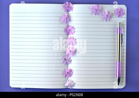 Ultra Violet flatlay der weiblichen Schreibwaren, Notebooks, Pen, Lavendel phlox Blumen mit kopieren. Brainstorming Ideen, Notizen oder Tagebuch schreiben Stockfoto