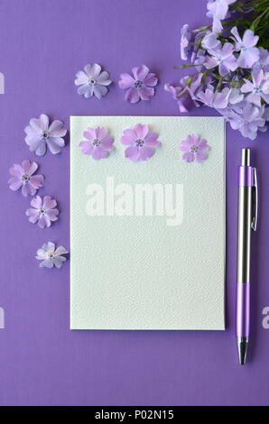 Ultra Violet flatlay der weiblichen Schreibwaren, Notebooks, Pen, Lavendel phlox Blumen mit kopieren. Brainstorming Ideen, Notizen oder Tagebuch schreiben Stockfoto