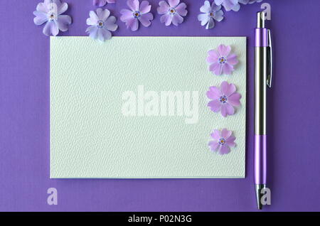 Ultra Violet flatlay der weiblichen Schreibwaren, Notebooks, Pen, Lavendel phlox Blumen mit kopieren. Brainstorming Ideen, Notizen oder Tagebuch schreiben Stockfoto