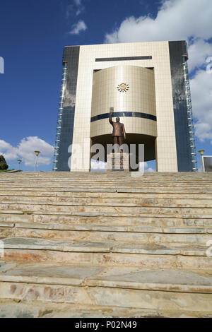 WINDHOEK Namibia - 11. MAI 2018; Dr. Sam Nujoma Statue oben Schritte zum namibischen Nationalen Museum, Wahlkreis Buch führenden aloft Stockfoto