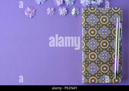 Ultra Violet flatlay der weiblichen Schreibwaren, Notebooks, Pen, Lavendel phlox Blumen mit kopieren. Brainstorming Ideen, Notizen oder Tagebuch schreiben Stockfoto