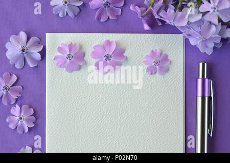 Ultra Violet flatlay der weiblichen Schreibwaren, Notebooks, Pen, Lavendel phlox Blumen mit kopieren. Brainstorming Ideen, Notizen oder Tagebuch schreiben Stockfoto