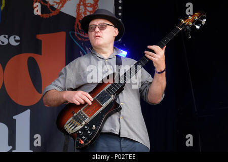 Jah Wobble (John wardle) durchführen bei Wychwood Festival, Cheltenham, UK. Juni 1, 2018 Stockfoto