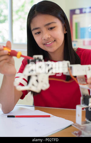 Weibliche Schüler in Wissenschaft Lehre Studium Robotik Stockfoto