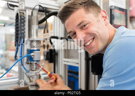 Porträt von männlichen Ingenieur arbeiten an Maschine im Werk Stockfoto