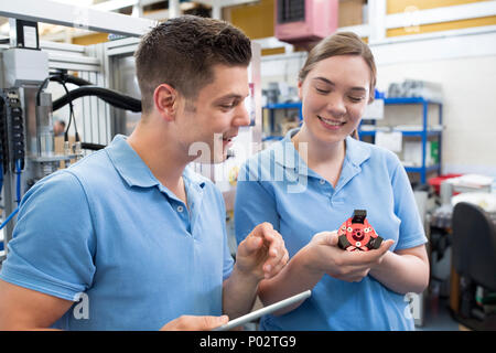 Ingenieur und Lehrling Prüfung Komponente in der Factory Stockfoto