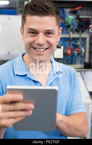 Portrait der männlichen Ingenieur in der Fabrik mit digitalen Tablet Stockfoto