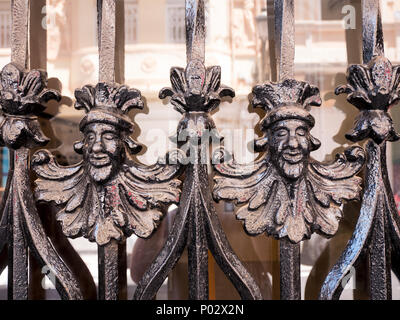 Künstlerische Tor aus Schmiedeeisen mit zwei Köpfen der Könige in Valencia, Spanien Stockfoto