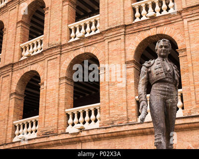 Statue eines stierkämpfers vor der Stierkampfarena in Valencia, Spanien Stockfoto