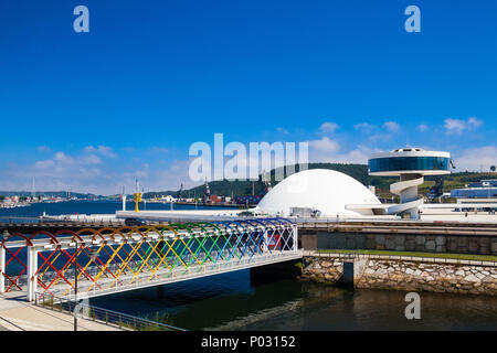 Madrid, Spanien - Juli 4,2017: Blick von Niemeyer Center Gebäude in Aviles. Das Kulturzentrum wurde von der brasilianische Architekt Oscar Niemeyer entworfen wurde. Stockfoto