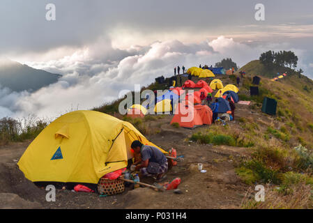 Zelte der Wanderer am Krater des Rinjani Vulkan, Lombok Stockfoto