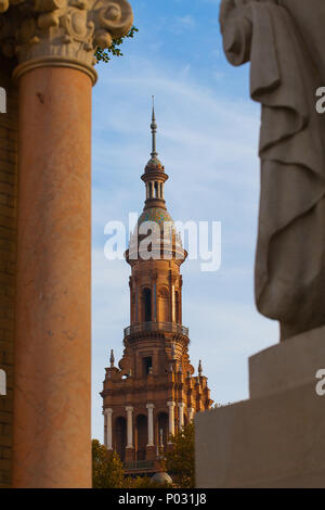 Sevilla, Spanien - November 18,2016: Ansicht der Plaza de Espana Komplex, gebaut im Jahre 1929, ist ein riesiger Halbkreis mit einer Gesamtfläche von 50.000 Quadratmetern Stockfoto