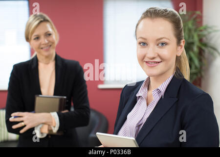 Porträt der jungen Geschäftsfrau mit Mentorin im Büro Stockfoto