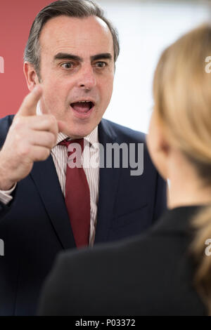 Aggressive Geschäftsmann anzuschreien Kollegin Stockfoto