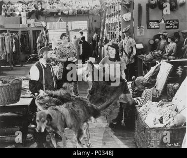 Original Film Titel: Der EXTRA MÄDCHEN. Englischer Titel: DIE ZUSÄTZLICHEN MÄDCHEN. Regisseur: F. RICHARD JONES. Jahr: 1923. Stars: MABEL NORMAND. Credit: PATHE/Album Stockfoto