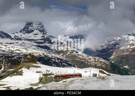 Zug Ankunft am Gornergrat am Ende der Fahrt mit dem Zug von Zermatt, Schweiz, in den Alpen Stockfoto