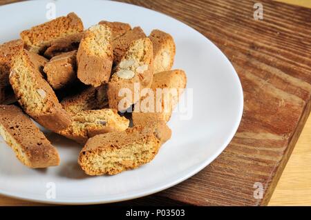 Trockene Kekse 'Cantuccini'. Typische Produkte der toskanischen Küche (Italien). Vorbereitung mit Mandeln und Honig. Auf hölzernen Hintergrund. Stockfoto