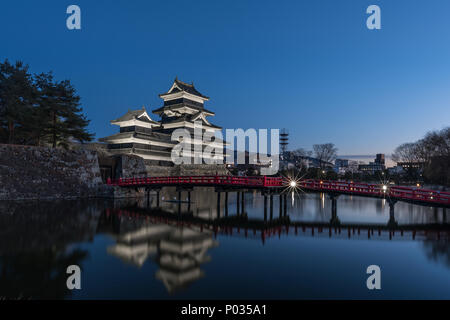 Schloß Matsumoto Beleuchtung nach Sonnenuntergang im Winter mit Reflexion. Matsumoto Stadt Nagano, Japan. Stockfoto