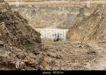 Alte bagger Schaufel zwischen Erde Pfähle auf lehmigen Boden Stockfoto